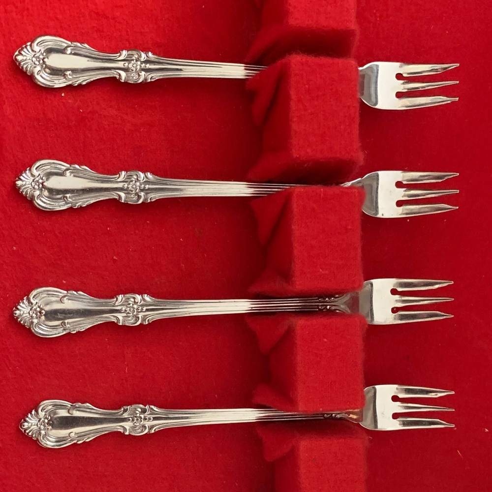 Vintage Victoria by Salem 4 salad dessert forks. Grandeur Stainless cuttlery
